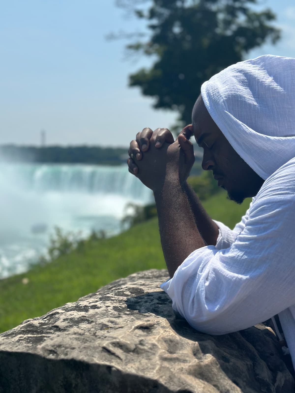 Lorenzo D.C. in prayer at Niagara Falls